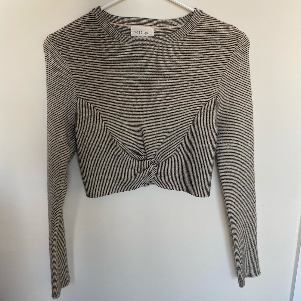 Vestique Cropped Long Sleeve Knit Shirt